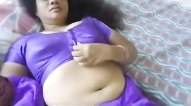 नीली साड़ी पहनी बीवी ने ब्लाउज खोलकर दिया ब्लोवजोब