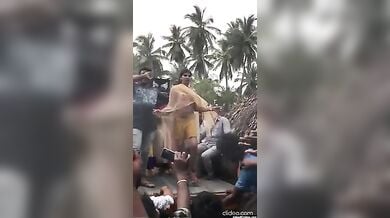 पब्लिक के सामने भद्दा नंगा डांस दिखाती देसी और विदेशी लौंडिया