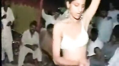 गांव वालों के सामने बूब्स खोल नंगा डांस करती 3 देसी छमियां