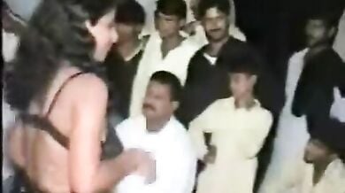 गांव वालों के सामने बूब्स खोल नंगा डांस करती 3 देसी छमियां