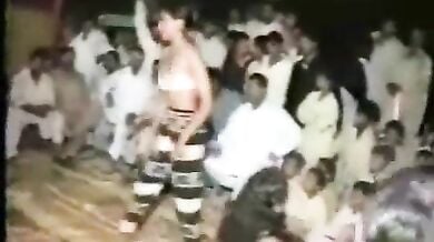 गांव वालों के सामने बूब्स खोल नंगा डांस करती 3 देसी छमियां