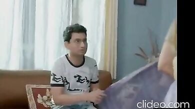 इंग्लिश ट्यूशन टीचर ने स्टूडेंट को दिया लिपलॉक किस!