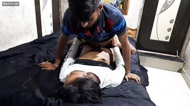 देसी कॉलगर्ल को तीनो दोस्तों ने चोद के बीएफ मूवी बनाई