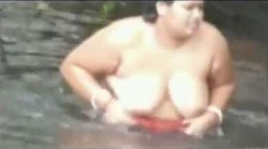 मोटी आंटी को बूब्स खोलकर तालाब में नहाते हुए चुपके से देखा