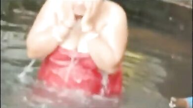 मोटी आंटी को बूब्स खोलकर तालाब में नहाते हुए चुपके से देखा