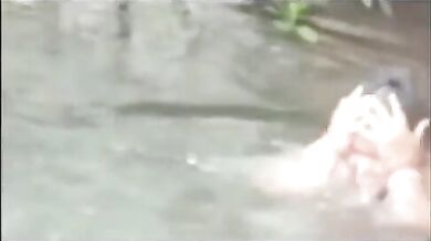 मोटी आंटी को बूब्स खोलकर तालाब में नहाते हुए चुपके से देखा