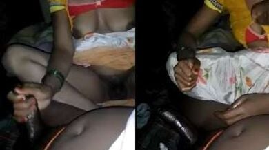 बिहारी भाभी ने देसी चूत दिखाई लंड को हेंडजॉब देते हुए