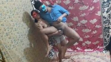 अपने बॉयफ्रेंड को उठाकर उसका लंड हिलाती लड़की