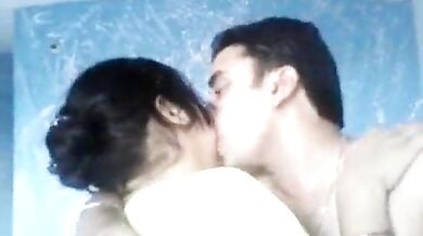 खूबसूरत इंडियन वाइफ ने किसिंग के बाद दिखाएं गोरे-गोरे बूब्स