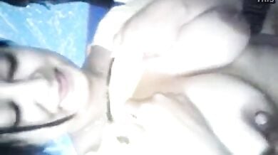 खूबसूरत इंडियन वाइफ ने किसिंग के बाद दिखाएं गोरे-गोरे बूब्स