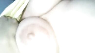 खूबसूरत इंडियन वाइफ ने किसिंग के बाद दिखाएं गोरे-गोरे बूब्स