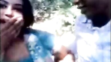 खूबसूरत गर्लफ्रेंड के साथ चुम्माचाटी और बूब्स दबाई का मजा लेता बॉयफ्रेंड