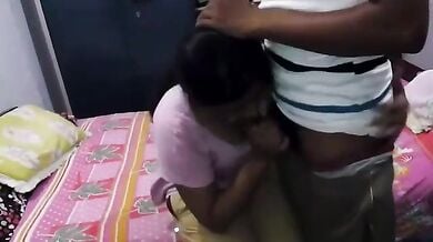 चुदने के लिए उतावली हुई चश्मिश दीदी बोली, “चूत में लंड डालो ना!”