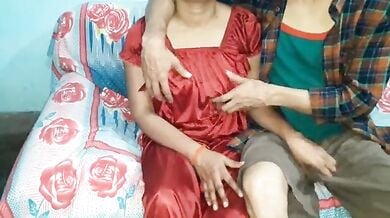 गाउन के अंदर से पैंटी उतारकर चुदी सेक्सी बीवी