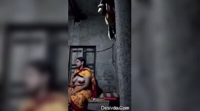 ५ इंडियन घरेलू औरतों औऱ लड़कियों ने दिखाए अपने बड़े बड़े बूब्स