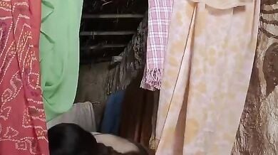 साली को बाथरूम में चड्डी में नहाते देख जीजा ने उससे अपना लंड हिलवाया