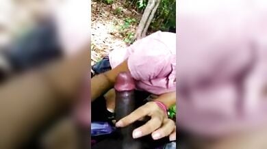 साउथ इंडियन लड़की ने आउटडोर में चुसा बॉयफ्रेंड का लौड़ा