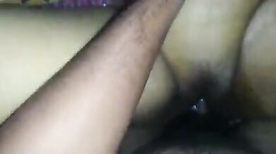 गर्लफ्रेंड की चिकनी देसी चूत को चोद के झाग झाग कर दी