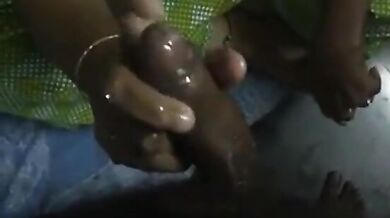 साऊथ मच्योर आंटी ने लंड हिला के पानी निकाल दिया