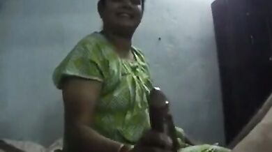 साऊथ मच्योर आंटी ने लंड हिला के पानी निकाल दिया