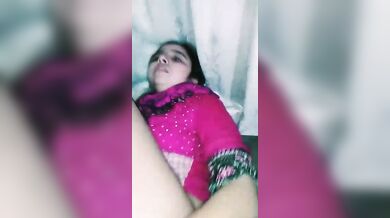 गुलाबी चूत वाली मुस्लिम लड़की की हॉट चुदाई कर के माल चूत में छोड़ा