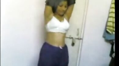 यूपी की सेक्सी लड़की के बड़े बूब्स और चूत की हॉट स्ट्रिपटीज मूवी