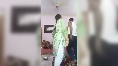 पाकिस्तानी खूबसूरत भाभी ने पति के साथ किया नंगे बदन खड़े खड़े रोमांस