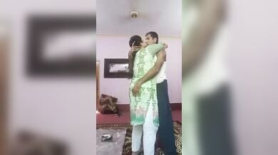 पाकिस्तानी खूबसूरत भाभी ने पति के साथ किया नंगे बदन खड़े खड़े रोमांस