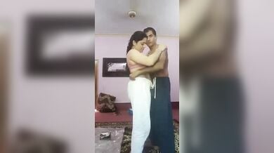 पाकिस्तानी खूबसूरत भाभी ने पति के साथ किया नंगे बदन खड़े खड़े रोमांस