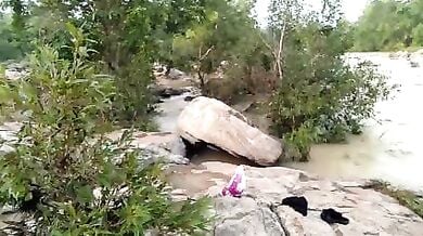जंगल के बीच नदी किनारे शादीशुदा मल्लू बहन की चुदाई करी