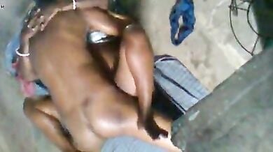 हार्ड चुदाई करवाई सेक्सी विलेज आंटी ने जवान लड़के से