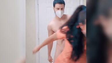 कोरोना काल में मास्क लगाकर चुदाई का जोखिम उठाते लवर्स