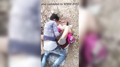 लड़के ने रंडी आंटी को जंगल में चोदा