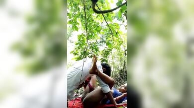 देहाती प्रेमी जोड़े की जंगल झाड़ियों में मस्त चोदाचोदी