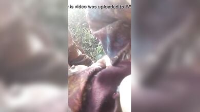 जंगल झाड़ियों में खूबसूरत गर्लफ्रेंड की चुदाई करता लड़का