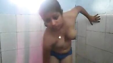 देसी सेक्रेटरी ने लोकडाउन में बॉस के लिए चूत में ऊँगली करने का वीडियो बनाया