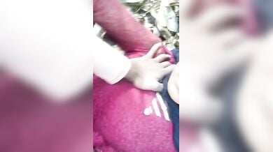 खेतों के रस्ते पर बुर मरवाई देसी विलेज गर्ल ने