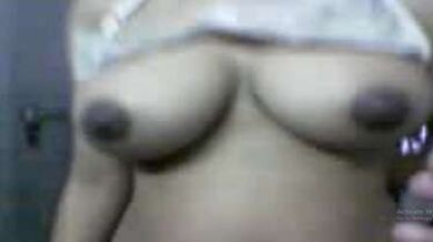 एक दूसरी को नंगी नहलाती बिग बूब्स लेस्बियन ननंद-भाभी