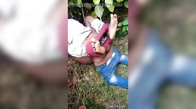 सलवार-कच्छी टखनों तक सरकाई गांव की छोरी की चुदाई करतें दो लफंगे