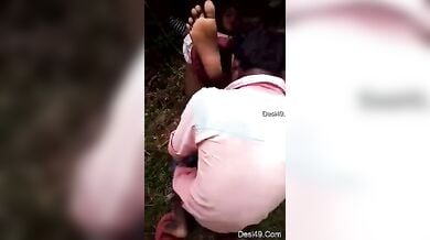 सलवार-कच्छी टखनों तक सरकाई गांव की छोरी की चुदाई करतें दो लफंगे