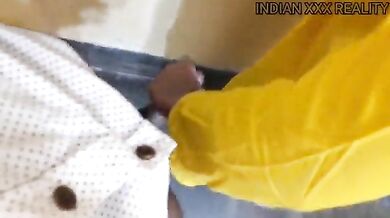 पीठ पर कॉलेज बैग लदी लड़की टीचर से चुदी
