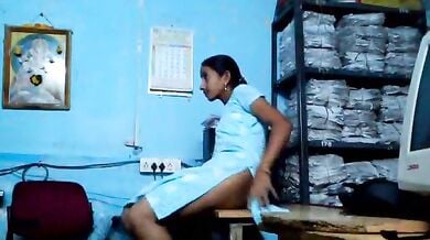 सीनियर ने ऑफिस में ही हॉट लड़की की चुदाई कर दी टेबल पर फैला के