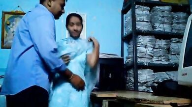 सीनियर ने ऑफिस में ही हॉट लड़की की चुदाई कर दी टेबल पर फैला के