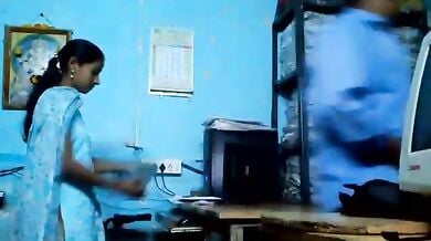 सीनियर ने ऑफिस में ही हॉट लड़की की चुदाई कर दी टेबल पर फैला के