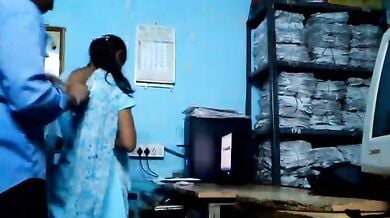 सीनियर ने ऑफिस में ही हॉट लड़की की चुदाई कर दी टेबल पर फैला के
