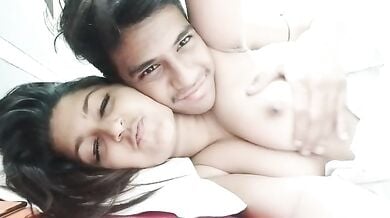 ब्यूटीफुल गर्लफ्रेंड ने अपने खूबसूरत बूब्स बॉयफ्रेंड से चुसवाए