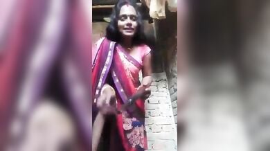 साड़ी उठाकर बुर में बेलन घुसाती भोजपुरिया भौजी