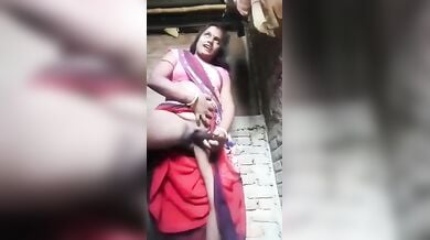 साड़ी उठाकर बुर में बेलन घुसाती भोजपुरिया भौजी
