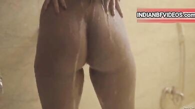 सेक्सी देसी लड़की को बाथरूम में चोदा टपोरी बॉयफ्रेंड ने