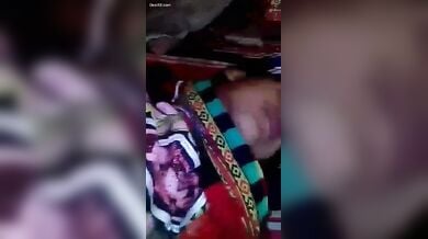 बॉयफ्रेंड ने खोलकर देखी अपनी गर्लफ्रेंड के चुचे और चूत